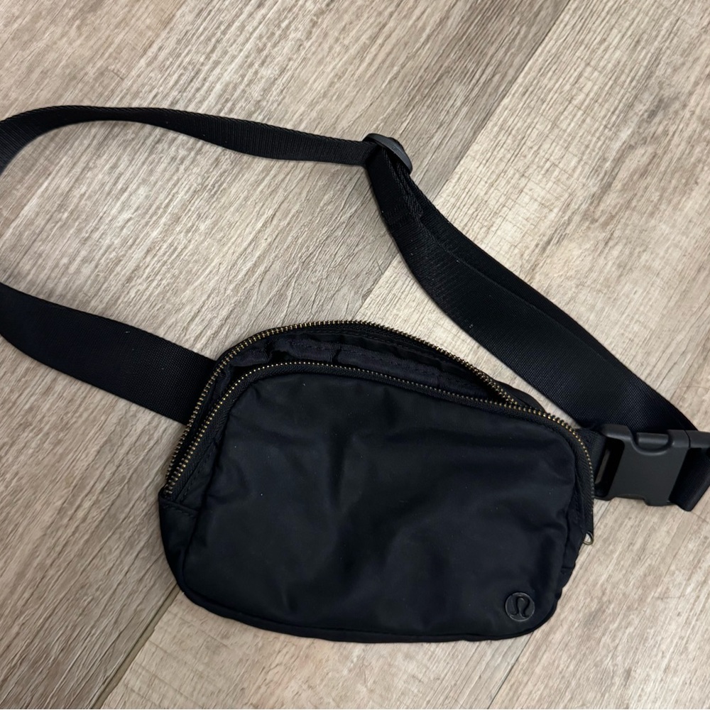 Lululemon Everywhere Black Belt Bag